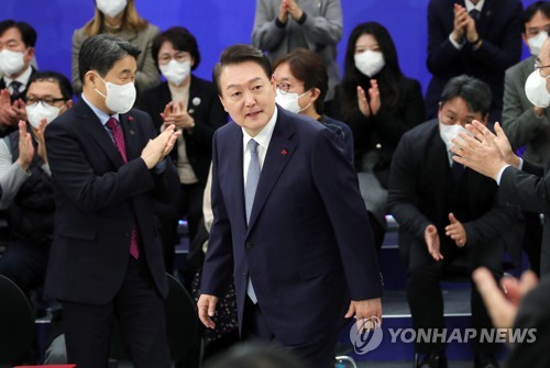 (서울=연합뉴스) 서명곤 기자 = 윤석열 대통령이 15일 서울 청와대 영빈관에서 열린 제1차 국정과제 점검회의에 입장하고 있다. 2022.12.15 [대통령실통신사진기자단] seephoto@yna.co.kr