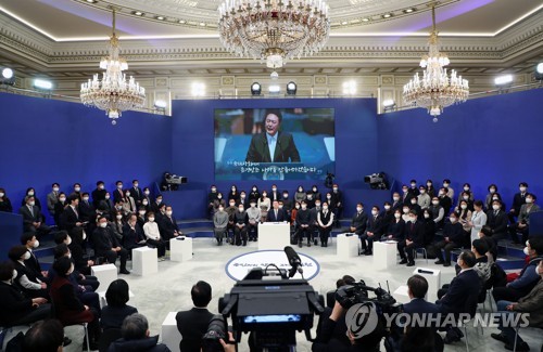 (서울=연합뉴스) 서명곤 기자 = 윤석열 대통령이 15일 서울 청와대 영빈관에서 열린 제1차 국정과제 점검회의에서 영상을 시청하고 있다. 2022.12.15 [대통령실통신사진기자단] seephoto@yna.co.kr