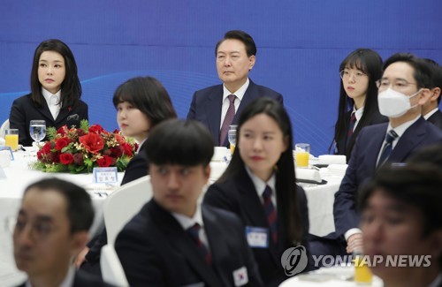 (성남=연합뉴스) 서명곤 기자 = 윤석열 대통령과 김건희 여사가 16일  경기도 성남시 한국잡월드에서 열린 국제기능올림픽 선수단 격려 오찬에 참석, 이재용 삼성전자 회장 등과 함께 선수단의 활약상을 담은 동영상을 시청하고 있다.  2022.12.16 [대통령실통신사진기자단] seephoto@yna.co.kr