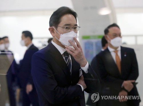 (성남=연합뉴스) 서명곤 기자 = 이재용 삼성전자 회장이 16일 오전 경기도 성남시 한국잡월드에서 열린 국제기능올림픽 선수단 격려 오찬 참석에 앞서 청소년 직업체험관 우주센터 부스를 관람하고 있다. 2022.12.16 [대통령실통신사진기자단] seephoto@yna.co.kr