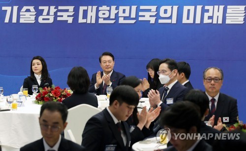 (성남=연합뉴스) 서명곤 기자 = 윤석열 대통령과 김건희 여사가 16일  경기도 성남시 한국잡월드에서 열린 국제기능올림픽 선수단 격려 오찬에 참석, 이재용 삼성전자 회장 등과 함께 선수단의 활약상을 담은 동영상을 시청한 뒤 박수를 치고 있다.  2022.12.16 [대통령실통신사진기자단] seephoto@yna.co.kr