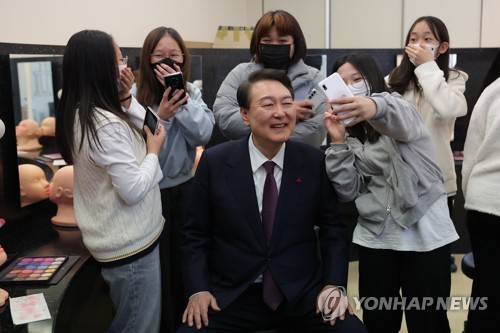(성남=연합뉴스) 서명곤 기자 = 윤석열 대통령이 16일 오전 경기도 성남시 한국잡월드에서 열린 국제기능올림픽 선수단 격려 오찬 참석에 앞서 청소년 직업체험관을 방문, 청소년들과 기념촬영을 하고 있다. 2022.12.16 [대통령실 제공. 재판매 및 DB금지] seephoto@yna.co.kr