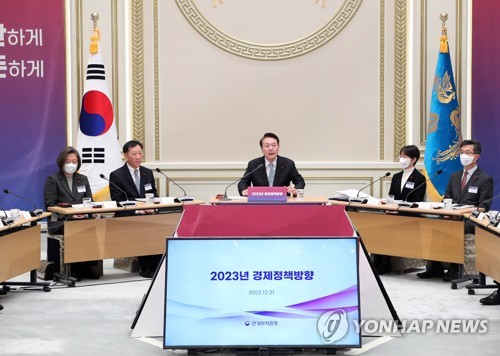 (서울=연합뉴스) 임헌정 기자 = 윤석열 대통령이 21일 청와대 영빈관에서 제12차 비상경제민생회의 겸 제1차 국민경제자문회의를 주재하고 있다. 2022.12.21 [대통령실통신사진기자단] kane@yna.co.kr