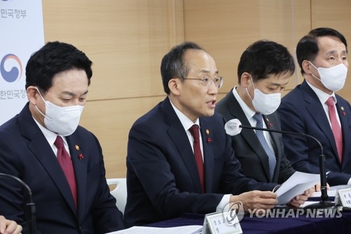 (서울=연합뉴스) 김승두 기자 = 추경호 경제부총리 겸 기획재정부 장관이 21일 정부서울청사 브리핑실에서 원희룡 국토교통부 장관, 김주현 금융위원장 등이 동석한 가운데 2023년 경제정책방향 관계부처 합동 브리핑을 하고 있다. 2022.12.21 kimsdoo@yna.co.kr