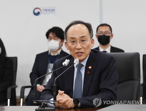 (서울=연합뉴스) 추경호 부총리 겸 기획재정부 장관이 27일 오후 정부세종청사에서 '2022 적극행정 우수사례 시상식'을 마치고 간담회를 하고 있다. 2022.12.27 [기획재정부 제공. 재판매 및 DB 금지] photo@yna.co.kr