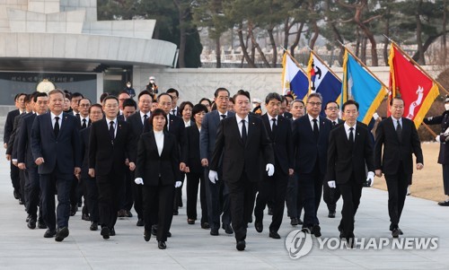 (서울=연합뉴스) 임헌정 기자 = 윤석열 대통령이 계묘년(癸卯年) 새해 첫날인 1일 서울 동작구 국립서울현충원 현충탑을 참배한 뒤 현충문으로 향하고 있다. 2023.1.1 kane@yna.co.kr