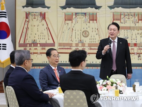 (서울=연합뉴스) 임헌정 기자 = 윤석열 대통령이 새해 첫날인 1일 서울 용산 대통령실 청사에서 국무위원들과 떡국으로 조찬을 함께 한 자리에서 발언하고 있다. 2023.1.1 [대통령실 제공. 재판매 및 DB 금지] kane@yna.co.kr