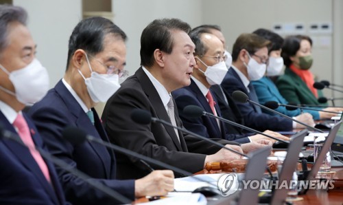 (서울=연합뉴스) 안정원 기자 = 윤석열 대통령이 3일 서울 용산 대통령실 청사에서 열린 올해 첫 국무회의에서 발언하고 있다. 2023.1.3 [대통령실통신사진기자단] jeong@yna.co.kr