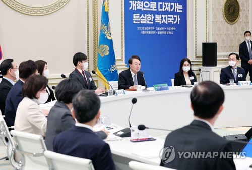 (서울=연합뉴스) 임헌정 기자 = 윤석열 대통령이 9일 청와대 영빈관에서 열린  보건복지부ㆍ고용노동부ㆍ여성가족부ㆍ식품의약품안전처ㆍ질병관리청에 대한 업무보고에서 발언하고 있다. 2023.1.9 kane@yna.co.kr