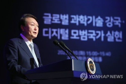 (과천=연합뉴스) 임헌정 기자 = 윤석열 대통령이 10일 경기도 과천시 국립과천과학관 어울림홀에서 열린 '2023년 과학기술인ㆍ정보방송통신인 신년인사회'에서 격려사를 하고 있다. 2023.1.10 [대통령실통신사진기자단] kane@yna.co.kr