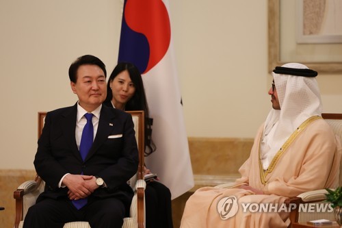 (아부다비=연합뉴스) 임헌정 기자 = 윤석열 대통령이 14일(현지시간) 아랍에미리트(UAE) 아부다비 왕실공항에 도착, 압둘라 알 나흐얀 외교부 장관과 대화하고 있다.   2023.1.15 kane@yna.co.kr