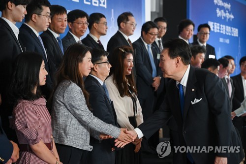 (아부다비=연합뉴스) 안정원 기자 = 아랍에미리트(UAE)를 국빈 방문 중인 윤석열 대통령이 14일(현지시간) 아부다비 한 호텔에서 열린 UAE 동포간담회에서 기념촬영에 앞서 참석자와 인사를 나누고 있다. 2023.1.15 kane@yna.co.kr