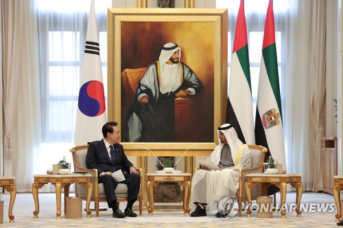 (아부다비=연합뉴스) 임헌정 기자 = 아랍에미리트(UAE)를 국빈 방문 중인 윤석열 대통령이 15일(현지시간) 아부다비 대통령궁에서 무함마드 빈 자예드 알 나흐얀 UAE 대통령과 한-UAE 확대회담을 하고 있다. 2023.1.15 kane@yna.co.kr