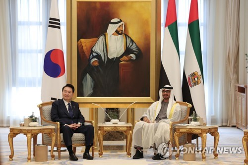 (아부다비=연합뉴스) 임헌정 기자 = 아랍에미리트(UAE)를 국빈 방문 중인 윤석열 대통령이 15일(현지시간) 아부다비 대통령궁에서 무함마드 빈 자예드 알 나흐얀 UAE 대통령과 한-UAE 확대회담을 하고 있다. 2023.1.15 kane@yna.co.kr