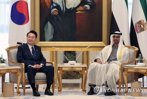 (아부다비=연합뉴스) 임헌정 기자 = 아랍에미리트(UAE)를 국빈 방문 중인 윤석열 대통령이 15일(현지시간) 아부다비 대통령궁에서 무함마드 빈 자예드 알 나흐얀 UAE 대통령과 한-UAE 확대회담을 하고 있다. 2023.1.15 kane@yna.co.kr