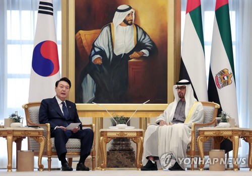 (아부다비=연합뉴스) 임헌정 기자 = 아랍에미리트(UAE)를 국빈 방문 중인 윤석열 대통령이 15일(현지시간) 아부다비 대통령궁에서 무함마드 빈 자예드 알 나흐얀 UAE 대통령과 한-UAE 확대회담을 하고 있다. 2023.1.15 kane@yna.co.kr