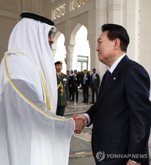 (아부다비=연합뉴스) 임헌정 기자 = 아랍에미리트(UAE)를 국빈 방문 중인 윤석열 대통령이 15일(현지시간) 아부다비 대통령궁에서 열린 공식 환영식에 앞서 무함마드 빈 자예드 알 나흐얀 UAE 대통령의 영접을 받고 있다. 2023.1.15 kane@yna.co.kr