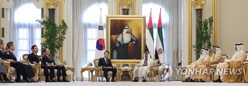 (아부다비=연합뉴스) 임헌정 기자 = 아랍에미리트(UAE)를 국빈 방문 중인 윤석열 대통령이 15일(현지시간) 아부다비 대통령궁에서 무함마드 빈 자예드 알 나흐얀 UAE 대통령과 한-UAE 확대회담을 하고 있다. 2023.1.16 kane@yna.co.kr