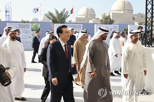 (아부다비=연합뉴스) 임헌정 기자 = 아랍에미리트(UAE)를 국빈 방문 중인 윤석열 대통령이 16일(현지시간) 바라카 원자력발전소에서 열린 바라카 원전 3호기 가동식에서 무함마드 빈 자예드 알 나흐얀 UAE 대통령 등 참석자들과 행사장으로 향하고 있다. 2023.1.16 kane@yna.co.kr