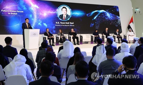 (두바이=연합뉴스) 안정원 기자 =  아랍에미리트(UAE)를 국빈 방문 중인 윤석열 대통령이 17일(현지시간) 두바이 미래박물관에서 열린 미래비전 두바이포럼에서 과학기술의 미래비전을 밝히고 있다. 2023.1.17 jeong@yna.co.kr
