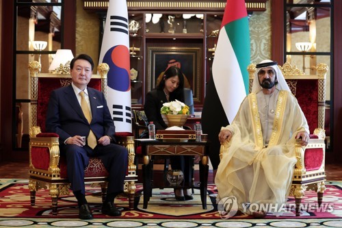 (두바이=연합뉴스) 안정원 기자 =  아랍에미리트(UAE)를 국빈 방문 중인 윤석열 대통령이 17일(현지시간) 두바이 자빌궁에서 셰이크 무함마드 빈 라시드 알막툼 UAE 총리 겸 두바이 군주와 면담하고 있다. 2023.1.17 jeong@yna.co.kr