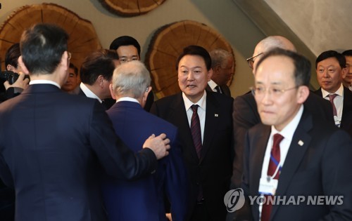(다보스=연합뉴스) 임헌정 기자 = 다보스포럼 참석차 스위스를 방문 중인 윤석열 대통령이 18일(현지시간) 다보스 시내 한 호텔에서 열린 '글로벌 CEO와의 오찬'에서 참석자와 인사하고 있다. 2023.1.18 kane@yna.co.kr