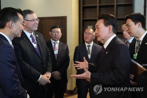 (다보스=연합뉴스) 임헌정 기자 = 다보스포럼 참석차 스위스를 방문 중인 윤석열 대통령이 18일(현지시간) 다보스 시내 한 호텔에서 열린 '글로벌 CEO와의 오찬'에서 빠뜨릭 뿌요네 토탈에너지 최고경영자(CEO)와 대화하고 있다. 2023.1.19 kane@yna.co.kr