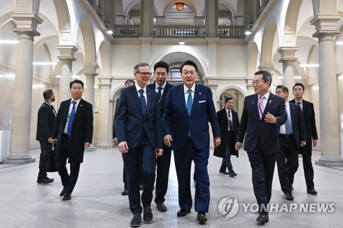 (취리히=연합뉴스) 임헌정 기자 = 스위스를 방문 중인 윤석열 대통령이 19일(현지시간) 취리히 연방공과대학에서 열린 '양자 석학과의 대화'를 위해 귄터 디세르토리 취리히 연방공대 부총장과 이동하고 있다. 2023.1.20 kane@yna.co.kr