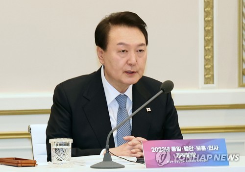 (서울=연합뉴스) 임헌정 기자 = 윤석열 대통령이 27일 청와대 영빈관에서 열린 통일부·행정안전부·국가보훈처·인사혁신처 업무보고에서 발언하고 있다. 2023.1.27 kane@yna.co.kr
