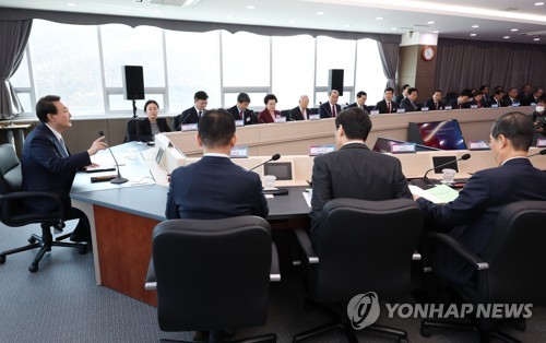(구미=연합뉴스) 안정원 기자 = 윤석열 대통령이 1일 경상북도 구미시 금오공과대학교에서 열린 제1차 인재양성전략회의에 참석, 발언하고 있다. 2023.2.1 jeong@yna.co.kr