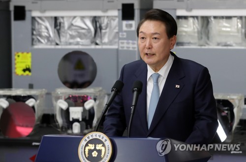 (구미=연합뉴스) 안정원 기자 = 윤석열 대통령이 1일 경상북도 구미시 SK 실트론에서 열린 반도체 웨이퍼 증설 투자협약식에 참석, 격려사를 하고 있다. 2023.2.1 [대통령실통신사진기자단] jeong@yna.co.kr