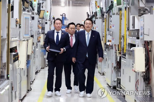 (구미=연합뉴스) 안정원 기자 = 윤석열 대통령이 1일 경상북도 구미시 SK 실트론을 방문, 최태원 SK그룹 회장과 실리콘 웨이퍼 생산시설을 시찰하고 있다. 2023.2.1 jeong@yna.co.kr