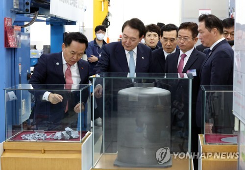 (구미=연합뉴스) 안정원 기자 = 윤석열 대통령이 1일 경상북도 구미시 SK 실트론을 방문, 최태원 SK그룹 회장과 실리콘 웨이퍼 생산시설을 시찰하고 있다. 2023.2.1 jeong@yna.co.kr