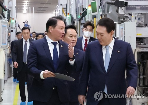 (구미=연합뉴스) 안정원 기자 = 윤석열 대통령이 1일 경상북도 구미시 SK 실트론을 방문, 최태원 SK그룹 회장의 안내를 받으며 실리콘 웨이퍼 라인을 시찰하고 있다. 2023.2.1 jeong@yna.co.kr