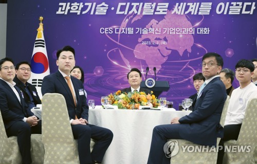 (서울=연합뉴스) 안정원 기자 = 윤석열 대통령이 2일 서울 용산 대통령실 청사에서 열린 국제전자제품박람회(CES) 디지털 기술혁신 기업인과의 오찬 간담회에 참석, 영상물을 시청하며 미소짓고 있다. 2023.2.2 jeong@yna.co.kr