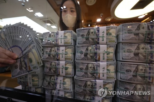 (서울=연합뉴스) 최재구 기자 = 2일 서울 명동 하나은행 본점에서 직원들이 미 달러를 체크하고 있다. 이날 서울 외환시장에서 달러 대비 원화 환율은 전날 종가보다 11.0원 내린 1,220.3원에 마감했다. 이는 종가 기준으로 지난해 4월 7일(1,219.5원) 이후 약 10개월 만에 가장 낮은 수준이다.  2023.2.2 jjaeck9@yna.co.kr