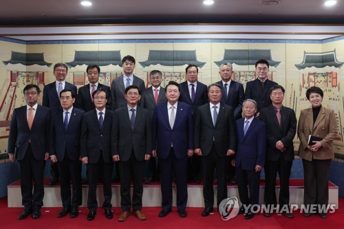 (서울=연합뉴스) 안정원 기자 = 윤석열 대통령이 3일 서울 용산 대통령실 청사에서 열린 아랍에미리트(UAE) 바라카 원자력발전소 관련 기업인 오찬 간담회에서 기념촬영을 하고 있다. 2023.2.3 [대통령실 제공. 재판매 및 DB금지] jeong@yna.co.kr