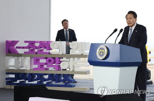 (군산=연합뉴스) 임헌정 기자 = 윤석열 대통령이 10일 오후 전북 군산시 현대중공업 군산조선소에서 열린 선박 블록 첫 출항식에서 축사하고 있다. 2023.2.10 kane@yna.co.kr