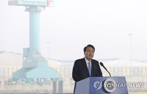 (군산=연합뉴스) 임헌정 기자 = 윤석열 대통령이 10일 오후 전북 군산시 현대중공업 군산조선소에서 열린 선박 블록 첫 출항식에서 축사를 하고 있다. 2023.2.10 kane@yna.co.kr