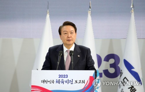 (진천=연합뉴스) 임헌정 기자 = 윤석열 대통령이 14일 충북 진천선수촌에서 열린 2023 대한민국 체육비전 보고회에서 축사하고 있다. 2023.2.14 [대통령실통신사진기자단] kane@yna.co.kr