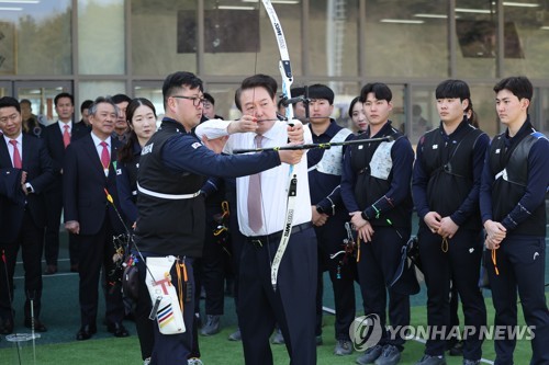 (진천=연합뉴스) 임헌정 기자 = 윤석열 대통령이 14일 충북 진천선수촌에서 열린 2023 대한민국 체육비전 보고회를 마친 뒤 양궁장에서 활시위를 당기고 있다. 2023.2.14 kane@yna.co.kr