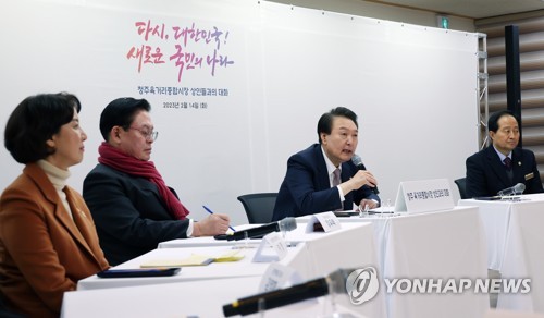(청주=연합뉴스) 안정원 기자 = 윤석열 대통령이 14일 오후 충북 청주시 상당구 육거리종합시장을 방문, 성낙운 상인회장 등 상인들과 간담회를 하고 있다. 2023.2.14 jeong@yna.co.kr