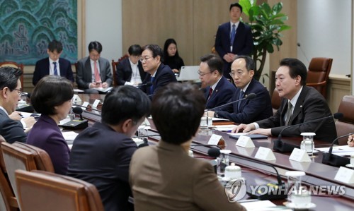 (서울=연합뉴스) 안정원 기자 = 윤석열 대통령이 15일 오전 서울 용산 대통령실 청사에서 열린  제13차 비상경제민생회의에서 발언하고 있다. 2023.2.15 [대통령실통신사진기자단] jeong@yna.co.kr