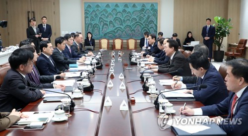 (서울=연합뉴스) 안정원 기자 = 윤석열 대통령이 15일 오전 서울 용산 대통령실 청사에서 열린  제13차 비상경제민생회의에서 발언하고 있다. 2023.2.15 [대통령실통신사진기자단] jeong@yna.co.kr
