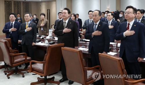 (서울=연합뉴스) 안정원 기자 = 윤석열 대통령이 15일 오전 서울 용산 대통령실 청사에서 열린  제13차 비상경제민생회의에서 국기에 경례를 하고 있다. 2023.2.15 [대통령실통신사진기자단] jeong@yna.co.kr