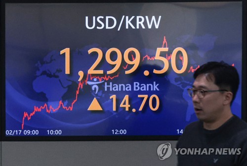 (서울=연합뉴스) 서대연 기자 = 17일 서울 중구 하나은행 본점 딜링룸 현황판에 원/달러 환율이 표시돼 있다.