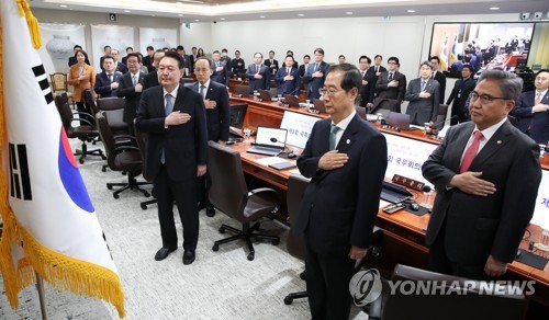 (서울=연합뉴스) 임헌정 기자 = 윤석열 대통령이 21일 서울 용산 대통령실 청사에서 열린 국무회의에서 국기에 경례하고 있다. 2023.2.21 [대통령실통신사진기자단] kane@yna.co.kr