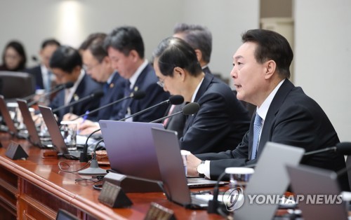 (서울=연합뉴스) 임헌정 기자 = 윤석열 대통령이 21일 서울 용산 대통령실 청사에서 열린 국무회의에서 발언하고 있다. 2023.2.21 [대통령실통신사진기자단] kane@yna.co.kr