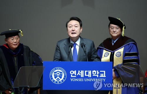 (서울=연합뉴스) 안정원 기자 = 윤석열 대통령이 27일 서울 서대문구 연세대학교에서 열린 2023년 2월 학위수여식에서 축사를 하고 있다. 2023.2.27 jeong@yna.co.kr