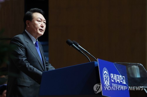 (서울=연합뉴스) 안정원 기자 = 윤석열 대통령이 27일 서울 서대문구 연세대학교에서 열린 2023년 2월 학위수여식에서 축사를 하고 있다. 2023.2.27 jeong@yna.co.kr